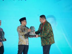 Wali Kota Munafri Terima Penghargaan Paritrana Award, Bukti Komitmen Lindungi Pekerja Rentan