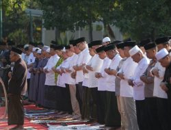 Kemarau Panjang, Wali Kota Makassar Bersama Warga Salat Istisqa di Al-Markaz