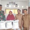 237 Warga Kurang Mampu di Kelurahan SalakaTerima Bantuan Beras 30 Kg