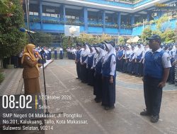 Usai Upacara Bendera, Ibu Hj. Enni Resmi Lantik Pengurus Baru PIK-R GEN.SI SMP Negeri 4 Makassar